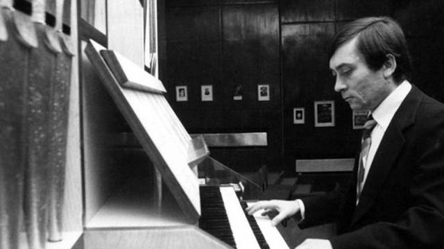 Évtizedeken keresztül öregbítette Vác hírnevét szerte a nagyvilágban ez az orgonaművész, tanár, zeneszerző (1938-2009). Nagy sikerrel lépett fel a világ legnagyobb templomaiban, koncerttermeiben.