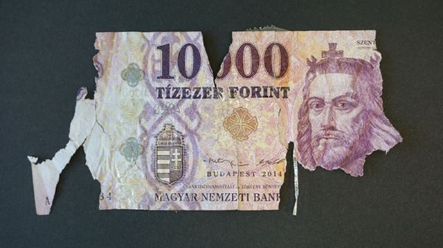 Legalább hány százalékának kell épnek lennie annak a sérült vagy hiányos bankjegynek, amelyet még térítésmentesen bevált a Magyar Nemzeti Bank?