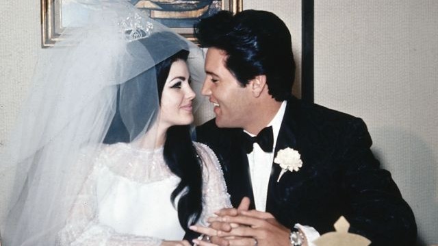 Hány év korkülönbség volt Elvis Presley és felesége, a Csupasz Pisztolyból is ismert Priscilla között?