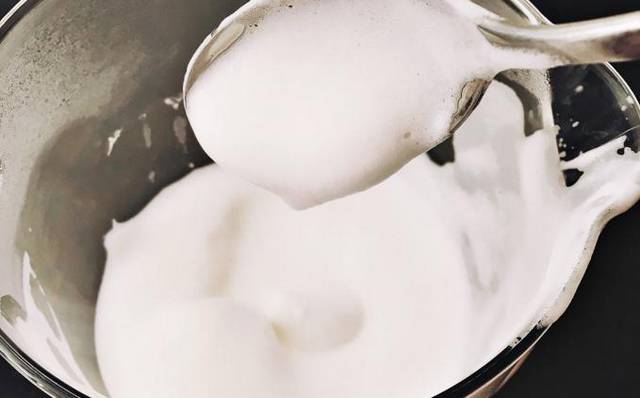 Mennyire töltsük meg a kávéscsészét gőzölt tejjel?