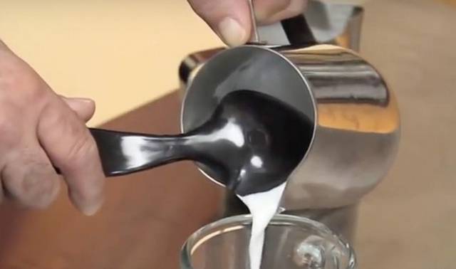 Ha gőzölt tejet öntünk a Cafe Latte kávéitalhoz, hány adag eszpresszót használjunk?