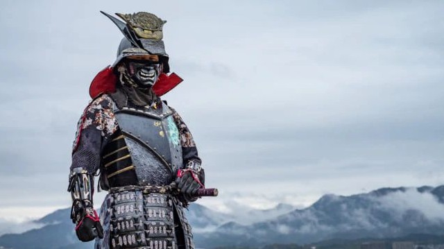 A japán szamurájok harc közben gyakran viseltek mempót (vagy soment, hanpót, happurit). Milyen kiegészítő viselet volt ez?