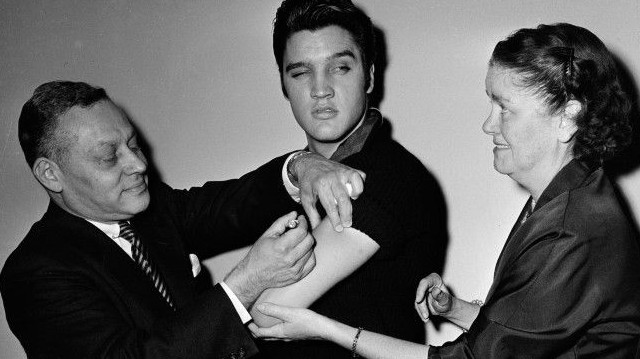 Elvis Presley melyik betegség elleni oltás kampánya keretében oltatta be magát élő tévéadásban?