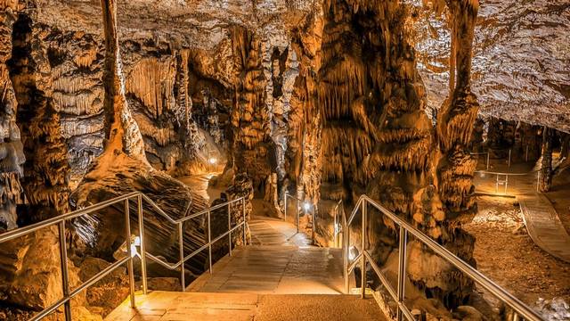 Melyik magyarországi barlangunkban található a Baradla-barlang?