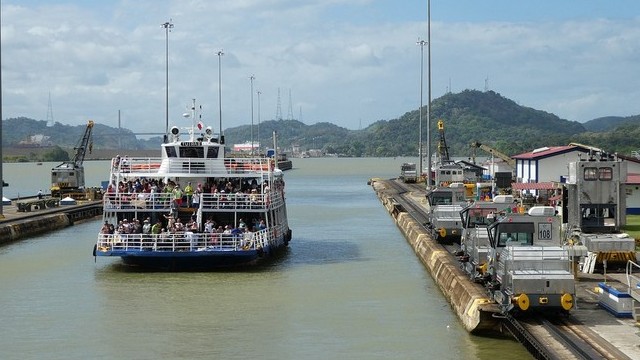 Melyik két óceánt köti össze a Panama-csatorna?