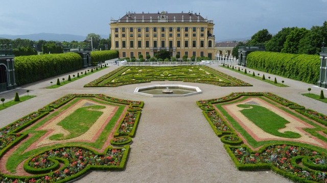 Hol található a schönbrunni kastély?