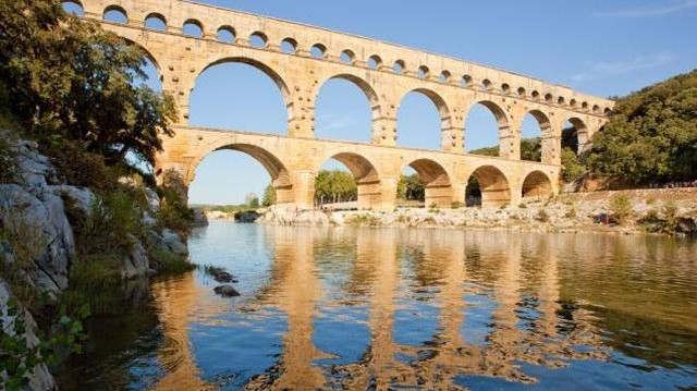 Melyik várost látta el a több mint 2 000, Római Birodalom-beli vízvezeték-rendszer közül a leghosszabb, mely egykor 426 kilométer hosszú volt?