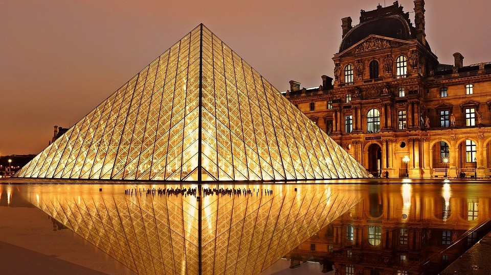 Melyik városban található a Louvre?