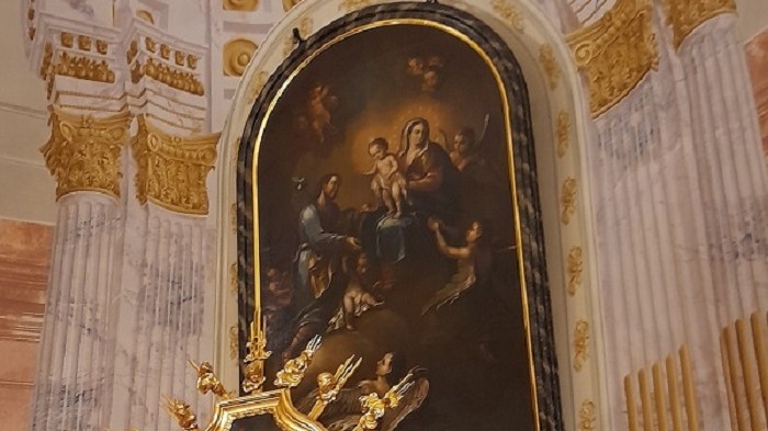 A kép Falkoner József Ferenc festménye, a Szűzanyát ábrázolja Szent Józseffel és angyalokkal.