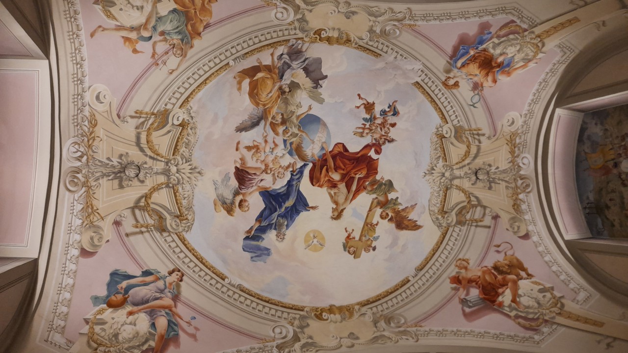 A szentély feletti freskón 4 nőalak látható. Kiket személyesítenek meg?