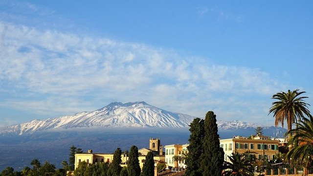 Melyik vulkán található Szicíliában?