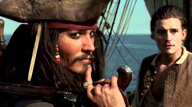 A Karib-tenger kalózai című filmsorozatban ki játssza Jack Sparrowt?