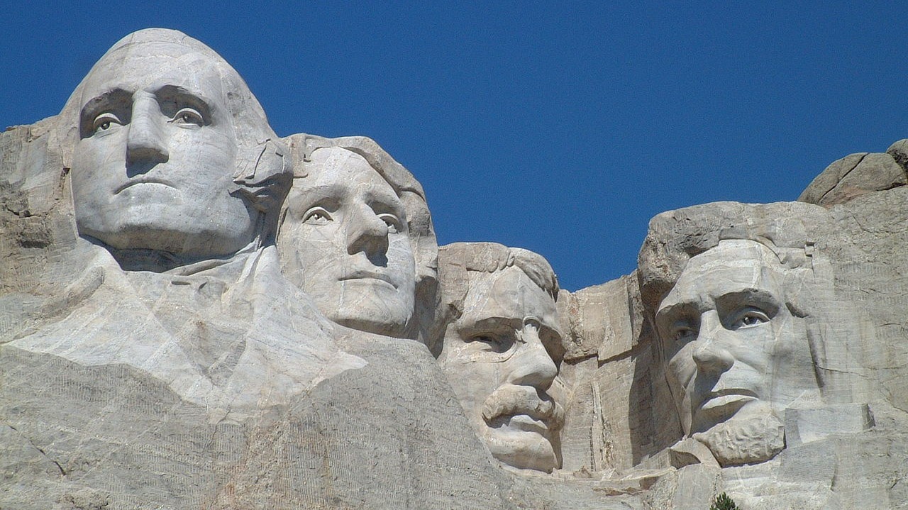 Az USA melyik tagállamában található a négy egykori elnök arcképét ábrázoló Rushmore-hegy?