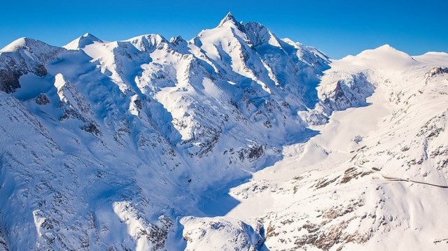 Ausztria legmagasabb hegycsúcsa, mely 3798 méter magas. Melyik ez?