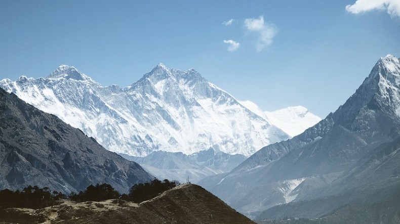 A világ tíz legmagasabb hegycsúcsa közül nyolc itt található.