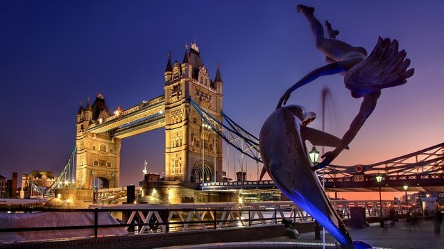 London egyik ikonikus látványossága, amely 1886 és 1894 között épült a Temze felett. Melyik híd ez?