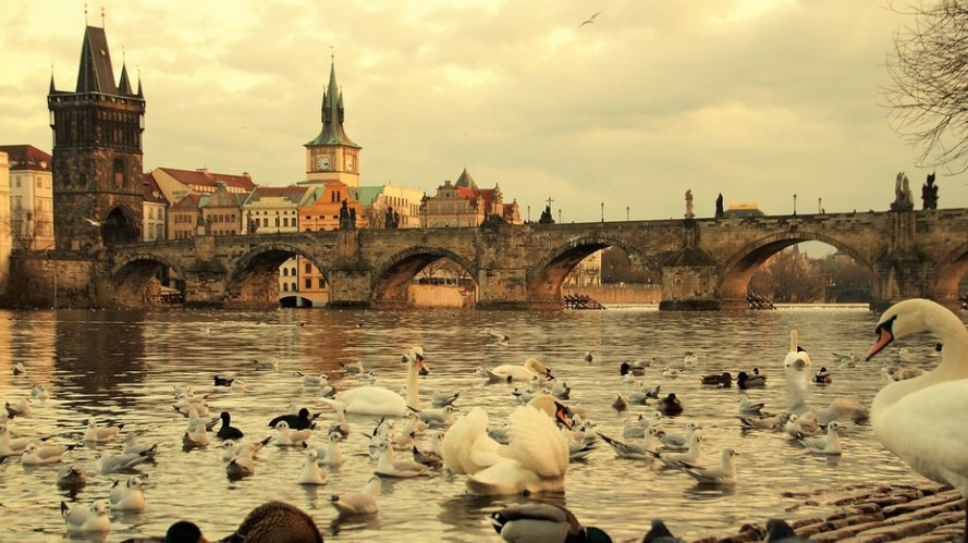 Melyik folyó felett ível át a Károly híd Prágában?