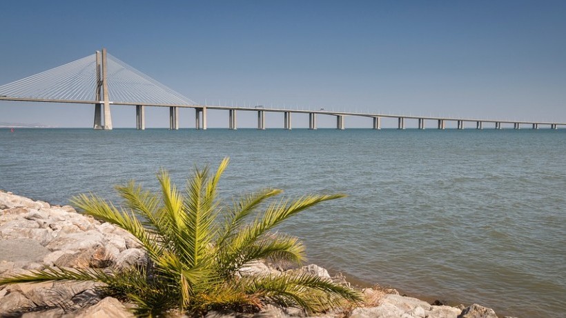 Több mint 17 km hosszú. Jelenleg az Európai Unió egyik leghosszabb hídja.