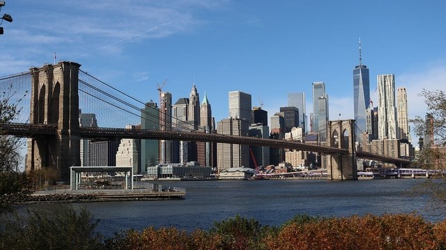 Brooklyn és Manhattan városrészeit köti össze. Az ország egyik legrégebbi függőhídja. Építését 1870-ben kezdték el és 1883-ban adták át a forgalomnak. Melyik híd ez?