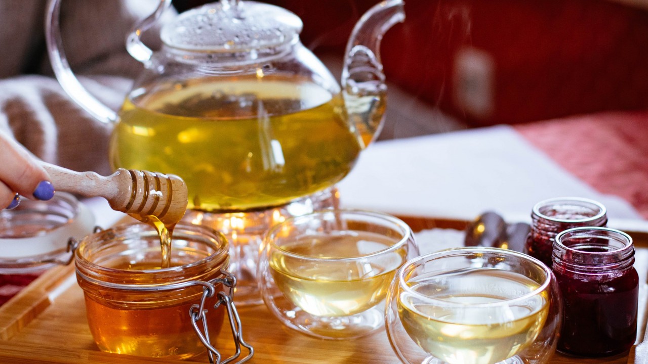 Hány fokig szabad melegíteni, illetve legfeljebb hány fokos meleg italba (pl. teába) szabad tenni a mézet, hogy ne károsodjanak a benne lévő értékes tápanyagai?