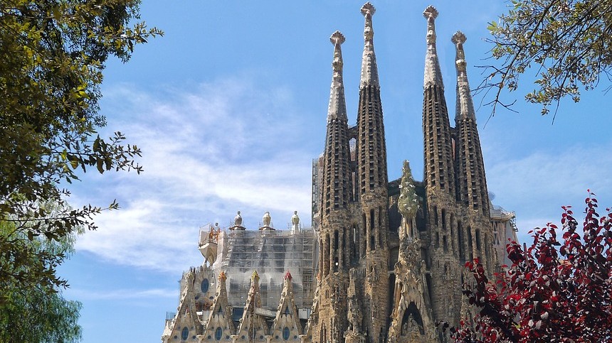 Sagrada Família. Az építése az 1800-as évek végén kezdődött és még nem fejeződött be. Hol található?