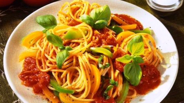 Egy finom egyszerü paradicsomos spagettibe mi kell még feltétlenül (többek között)?