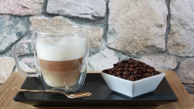 Nagy méretű, hosszú pohárba tejhabot öntenek, melyre óvatosan ráengedik az eszpresszót. Melyik kávé ez? (A fotó csak illusztráció.)