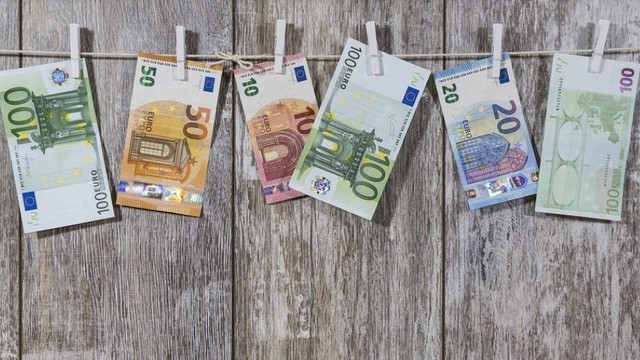 Mikor jelentek meg az euróérmék és bankjegyek?