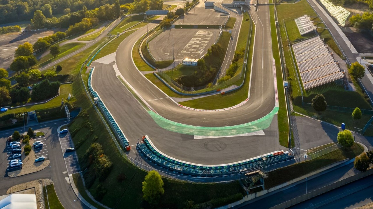 Melyik évben rendezték az első F1-es futamot a Hungaroringen?