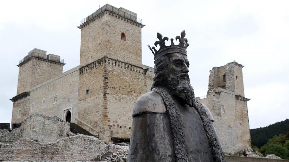 Melyik király szobra található meg a Diósgyőri vár előtt?