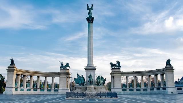 Melyik arkangyal szobra található a Hősök terének Millenniumi emlékművének tetején?
