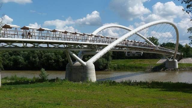 Melyik városban található a Tiszavirág-híd?