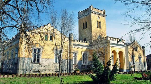 Melyik évben épült a Zsákán található Rhédey-kastély?