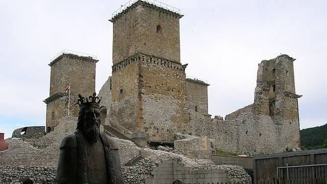 Melyik magyar király szobra látható a Diósgyőri vár előtt?