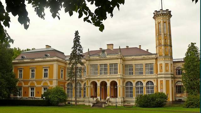 Füzérradványban található a Károlyi-kastély. Milyen állandó kiállítás tekinthető meg benne?