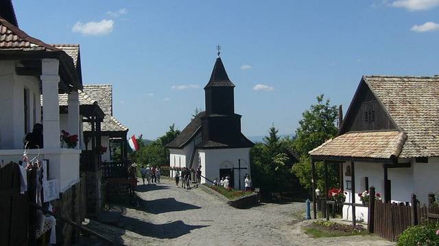 Melyik Nógrád megyei településen található az a faluegyüttes, vagy más néven a védett falurész, amely az UNESCO kulturális és természeti világörökség része is?