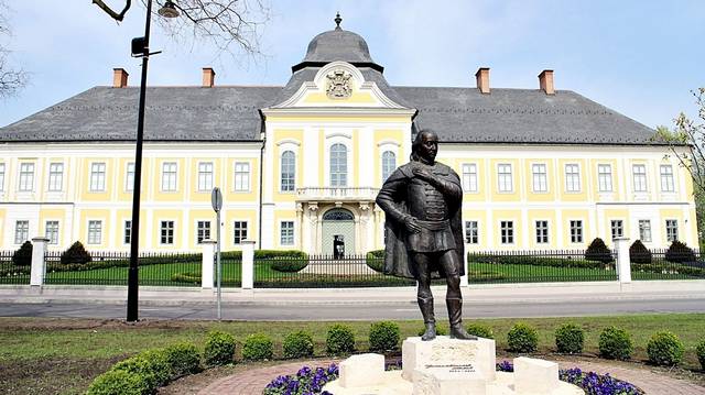Milyen múzeum található a hatvani Grassalkovich-kastélyban?