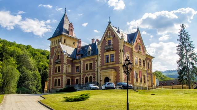Milyen épületként üzemel jelenleg a Parádsasváron található Károlyi-kastély?