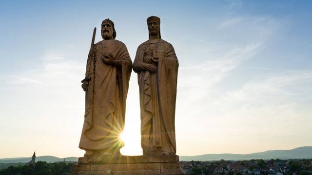 Melyik magyar uralkodó pár szobra található a veszprémi Vár utca végén emelkedő kilátóbástyánál?