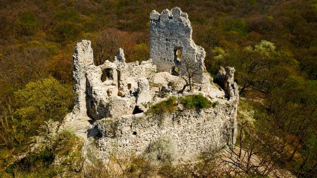 Melyik vár található Vértessomló közelében?