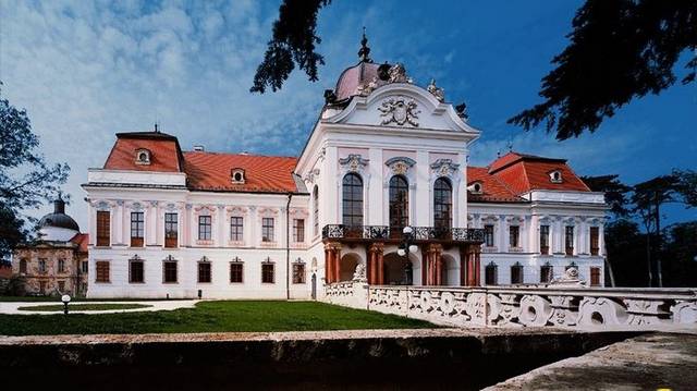 Melyik városban találjuk a barokk stílusban épült Grassalkovich-kastélyt?