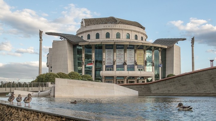 Kinek a tervei alapján épült a Nemzeti Színház Budapesten?