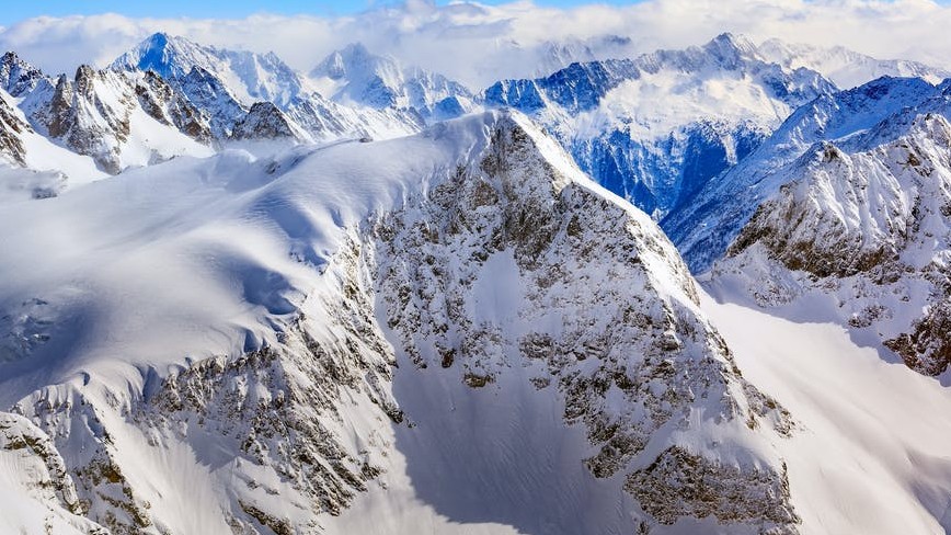 Melyik hegy az angolul Mount Everestként ismert képződmény az alábbiak közül?
