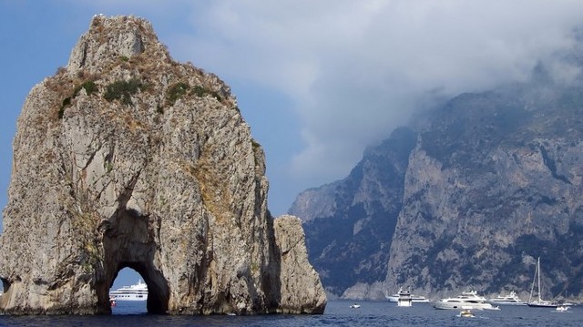 Melyik országban található Capri?