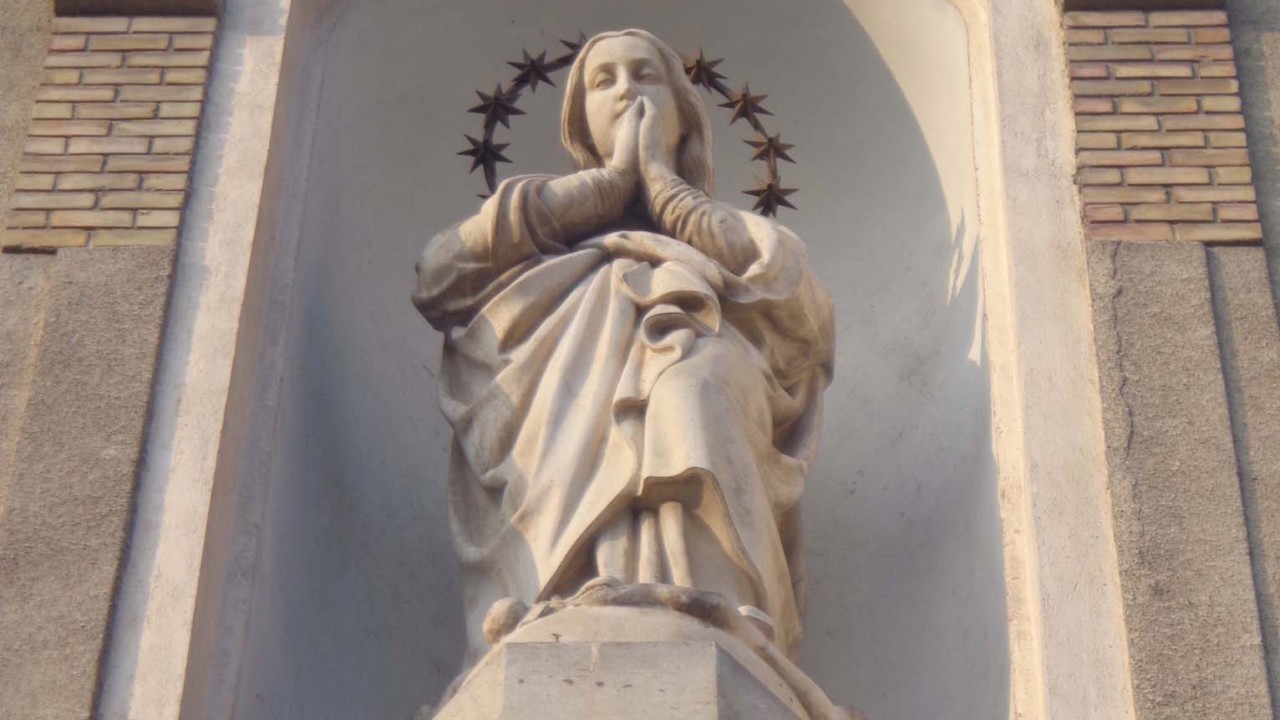 Milyen Mária ábrázolás látható a mai Kölcsey Ferenc Főgimnázium homlokzatán?