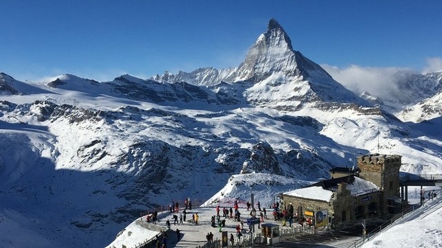 Mely két ország között található a híres Matterhorn nevű hegy?