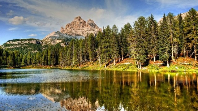 Az Alpok egyik hegycsoportja Észak-Olaszországban.