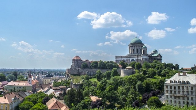 Melyik magyar város része a Víziváros, a Királyi városrész és a Szamárhegy?