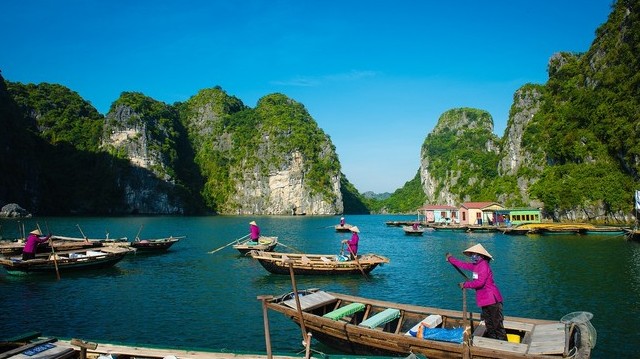 Melyik távol keleti országhoz tartozik a Hạ Long-öböl?