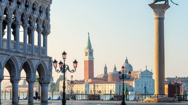 Melyik tenger mellett fekszik az olaszországi Velence városa?